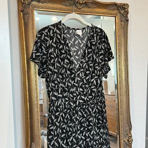 Black leaf patterned short sleeve pants jumper.